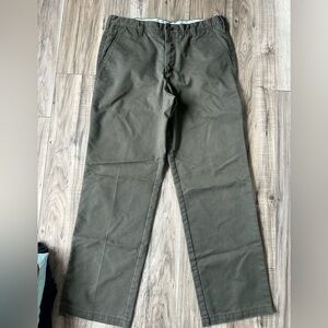 Izod Men’s 3.0 Chino Pants Casual Work Pants in a Green Color Size 34x32